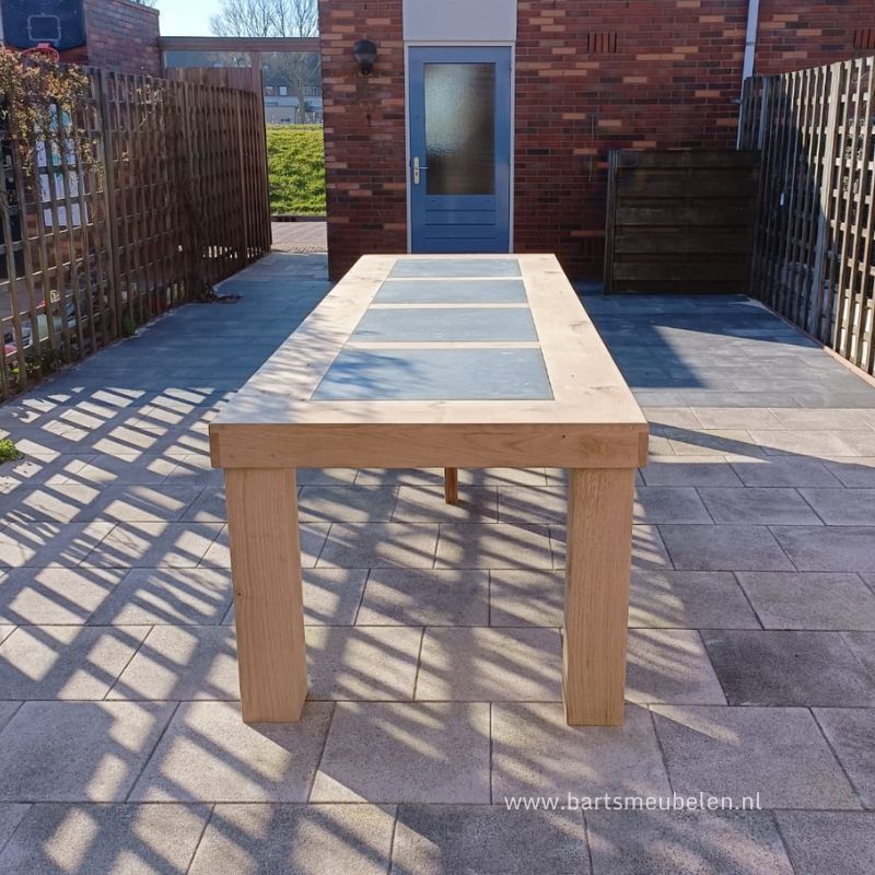 eikenhouten tuintafel met natuurstenen tegels in het blad eikenhouten-tuintafel-met-natuurstenen-tegels-in-het-blad