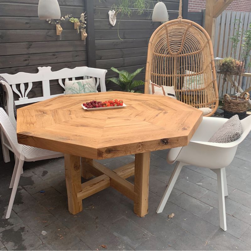 eikenhouten tuintafel onder de overkapping eikenhouten tuintafel onder de overkapping