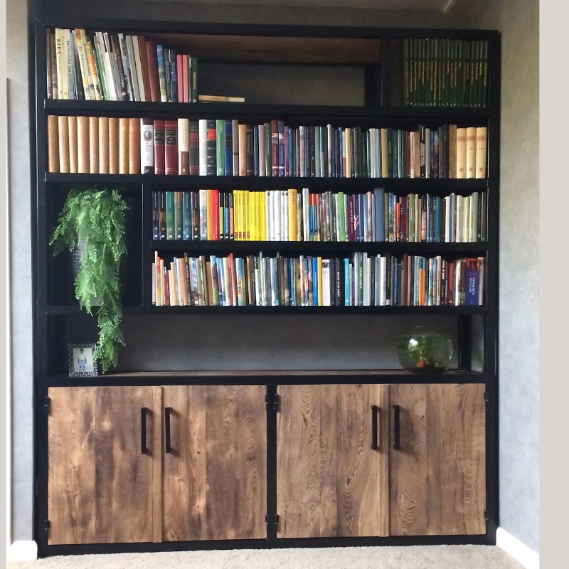 boekenkast industrieel gevuld met boeken boekenkast industrieel gevuld met boeken