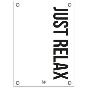 witte tuinposter met zwarte text just relax