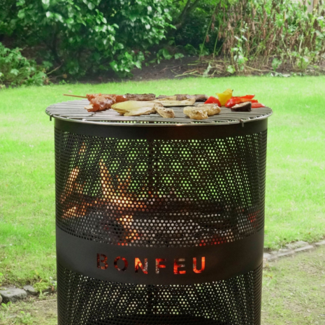 BonFeu BonVes 45 Zwart Vuurkorf sfeerfoto met standaard rooster aan het grillen