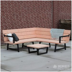 Houten hoekbank met stalen frame en armleuning douglas