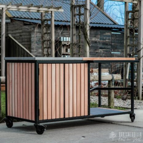 buitenkeuken-eucalyptus-met-latjes-en-antracietgrijze-keramische-tegel