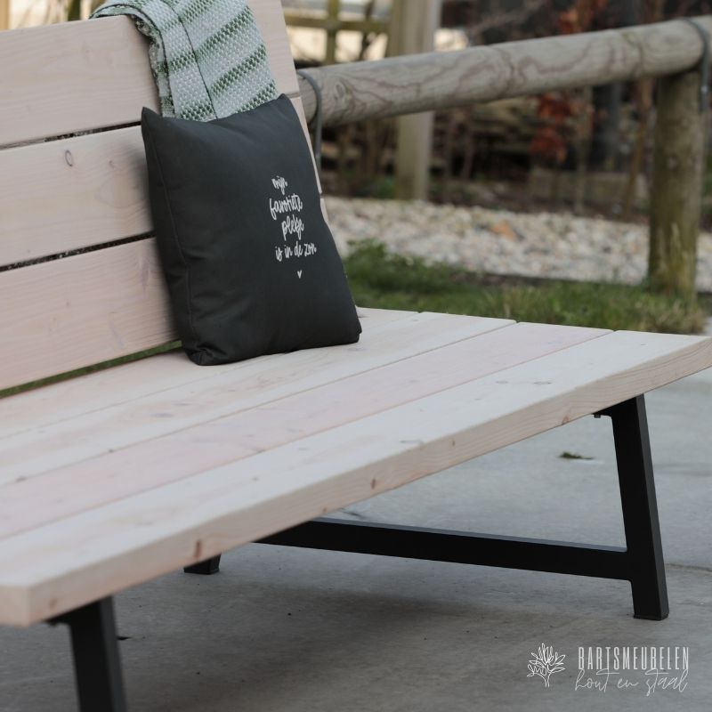 sfeervolle detailfoto douglas tuinbank met stalen frame en white olie sfeervolle detailfoto douglas tuinbank met stalen frame en white-olie