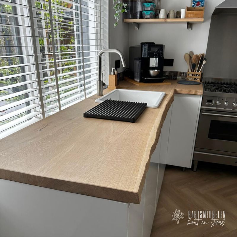 boomstamblad eikenhout op witte keuken boomstamblad eikenhout op witte keuken