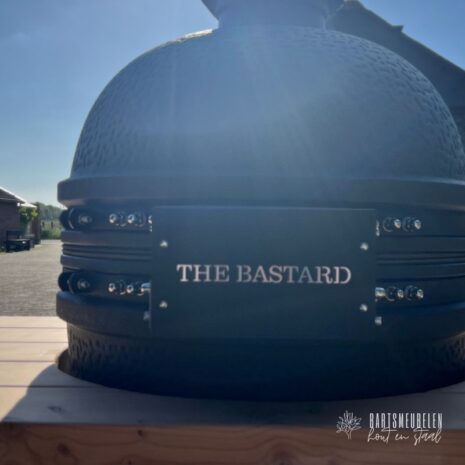 Achterzijde Buitenkeuken latjes + Bastard Urban Large