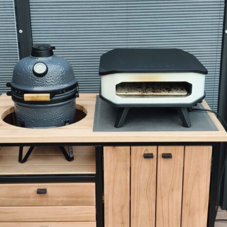 detailfoto buitenkeuken eucalyptus met compact kamado en pizza oven