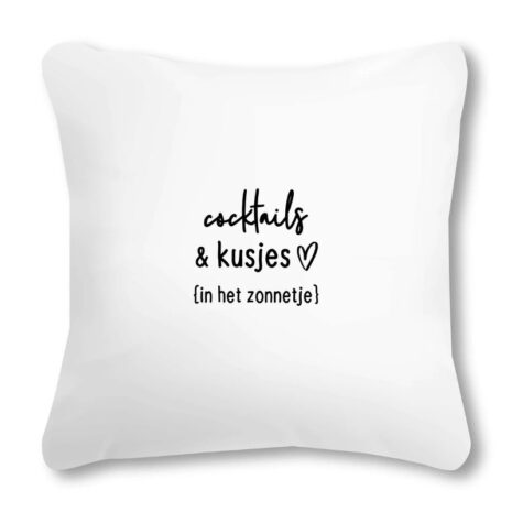 Buitenkussen Zoedt met tekst Cocktails en kusjes in het zonnetje – wit Buitenkussen Zoedt met tekst 'Cocktails en kusjes in het zonnetje' – wit