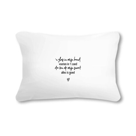 Zoedt Wit buitenkussen – gedicht ‘Een glas in mijn hand voeten in t zand… – 50x30 cm Zoedt - Wit buitenkussen – gedicht ‘Een glas in mijn hand, voeten in ’t zand…’ – 50x30 cm
