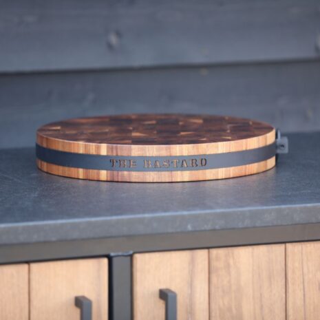 details buitenkeuken Farké hout zwart granieten blad