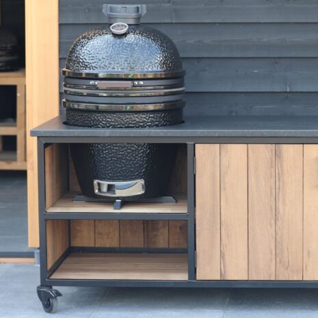 vooraanzicht Farké hout buitenkeuken met zwart graniet blad