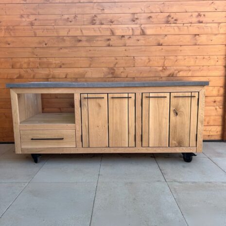 vooraanzicht eikenhout buitenkeuken keramisch blad betongrijs